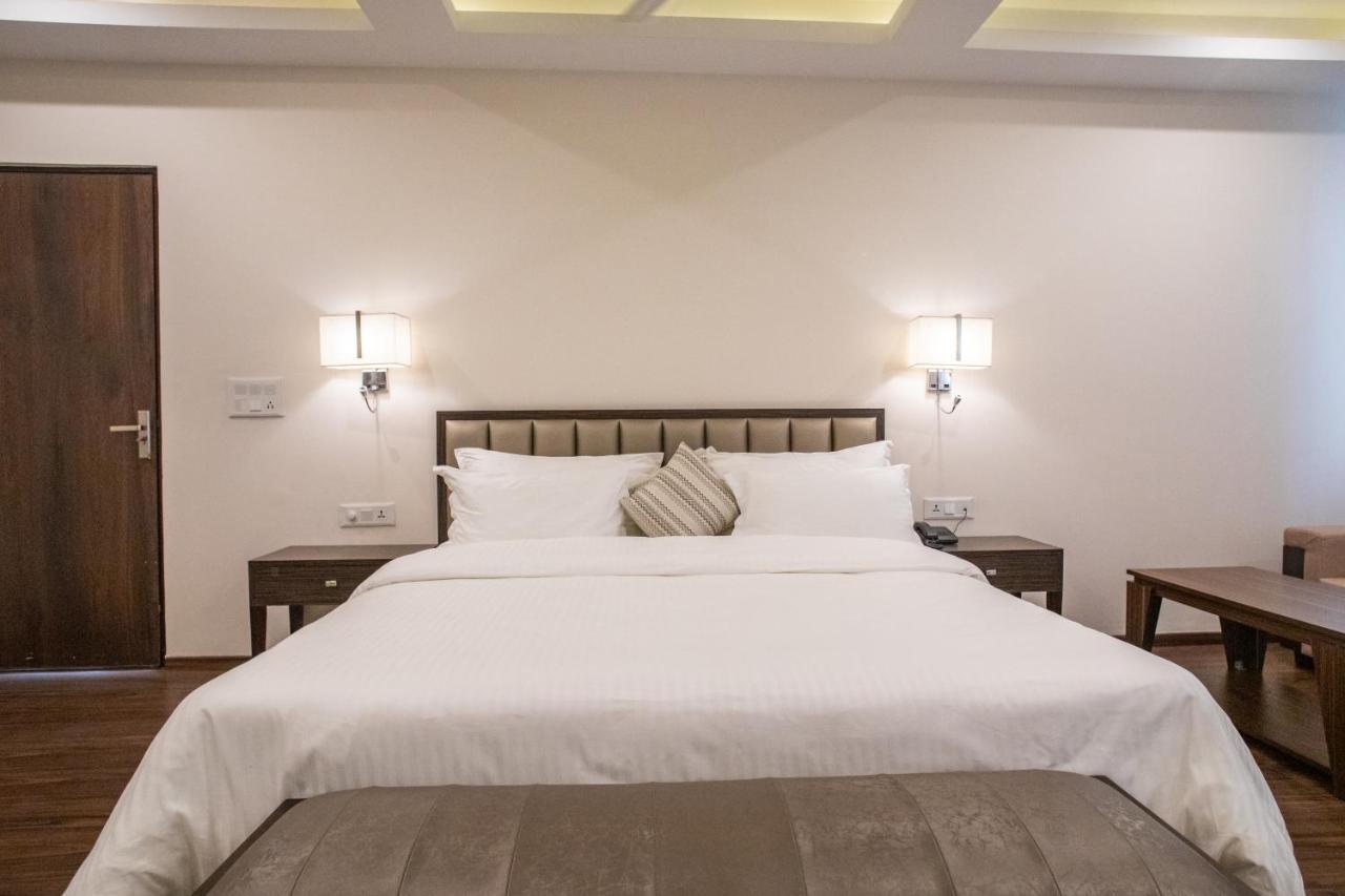 Hotel Alaya Dehradun Exteriör bild