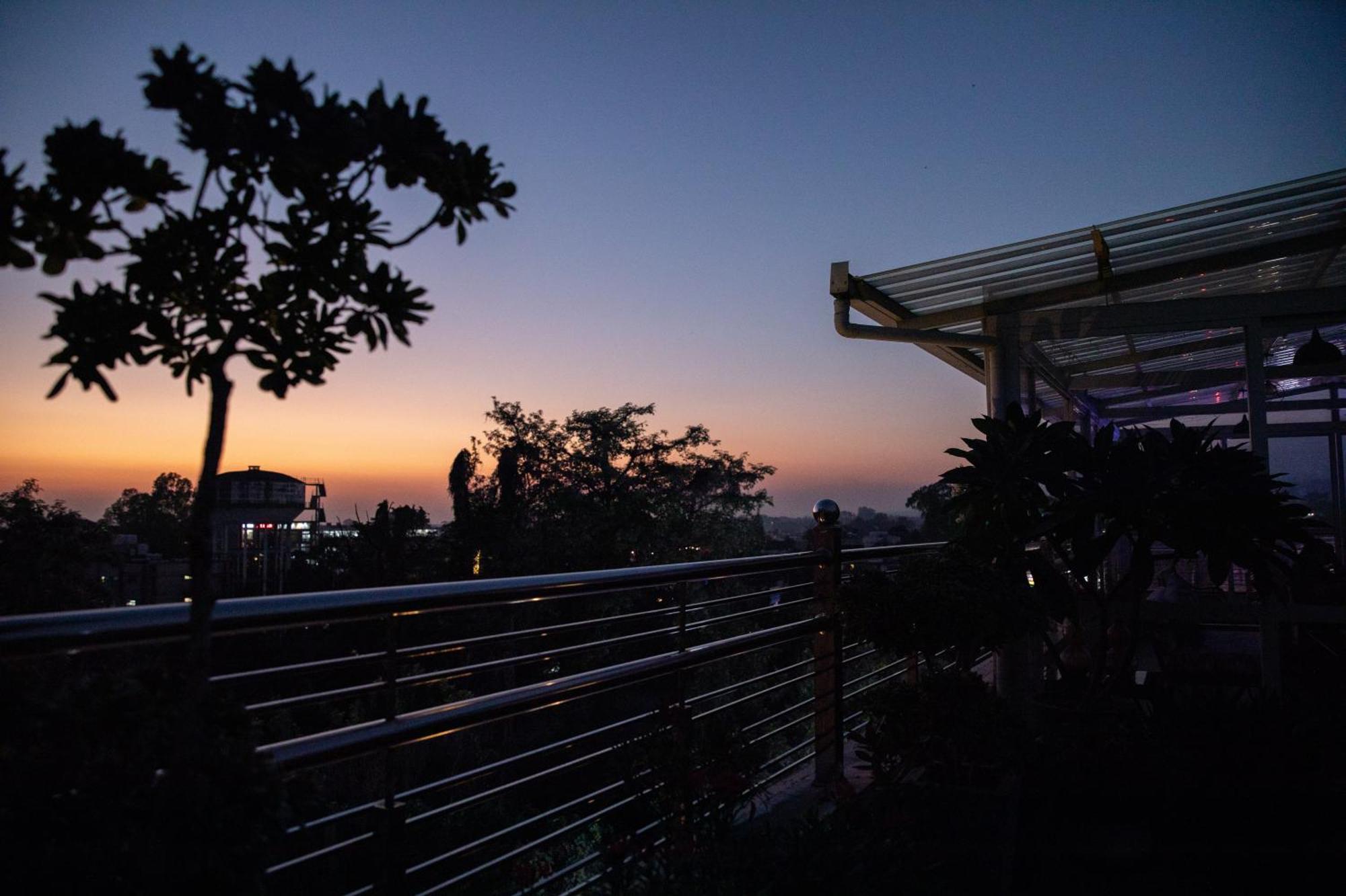 Hotel Alaya Dehradun Exteriör bild