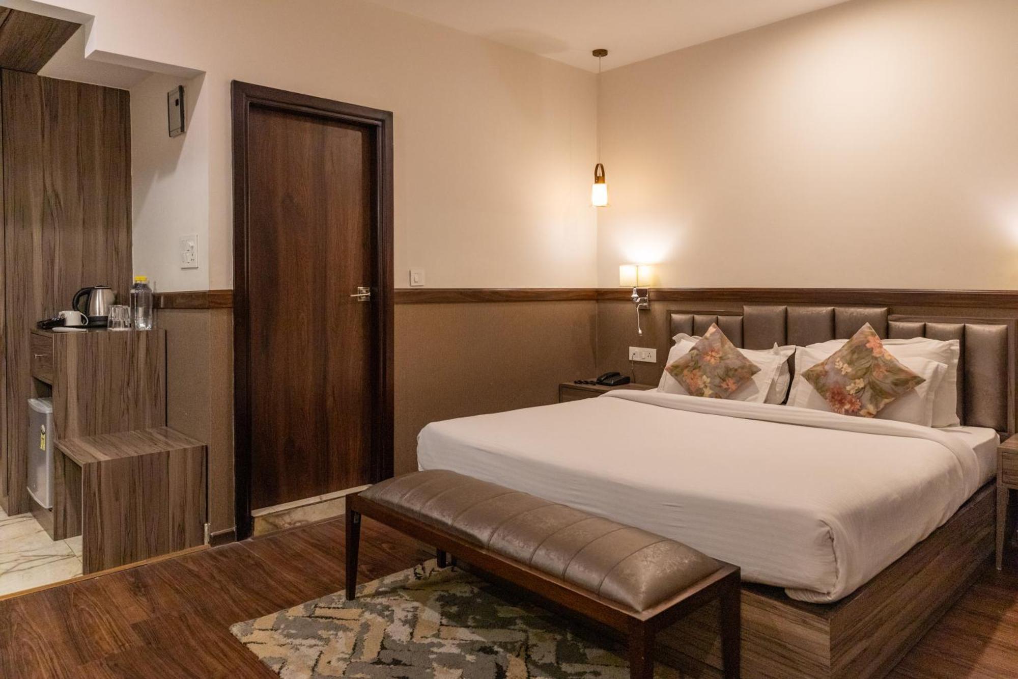 Hotel Alaya Dehradun Exteriör bild