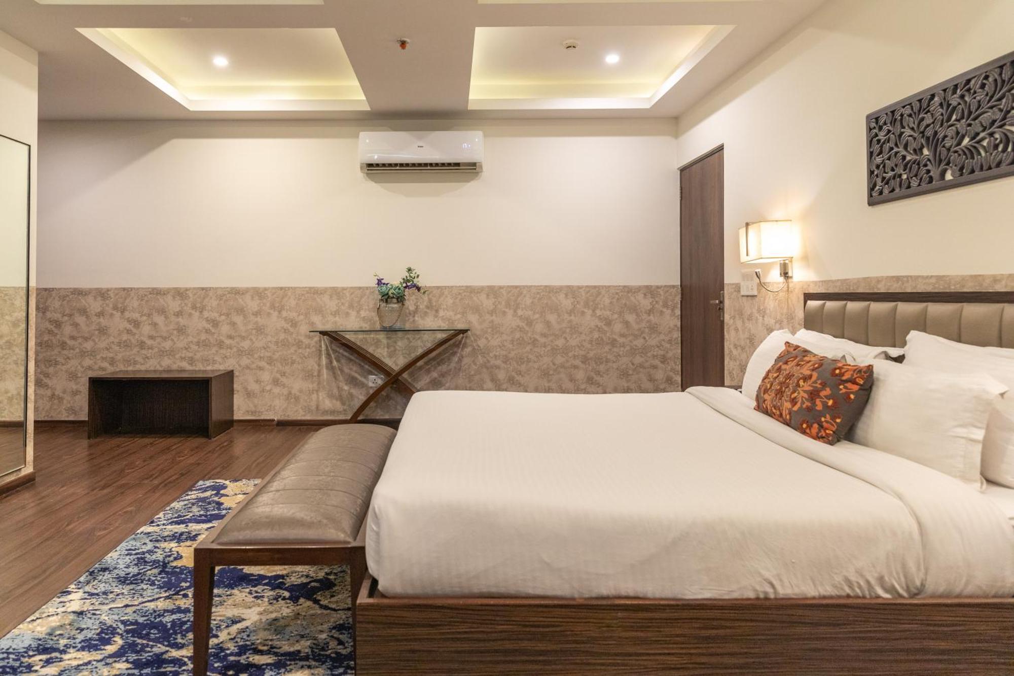 Hotel Alaya Dehradun Exteriör bild