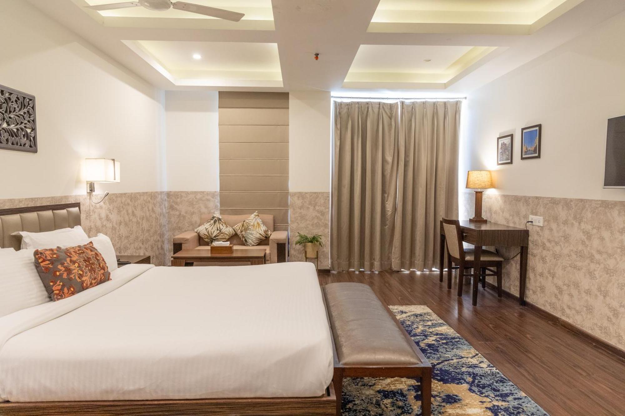 Hotel Alaya Dehradun Exteriör bild