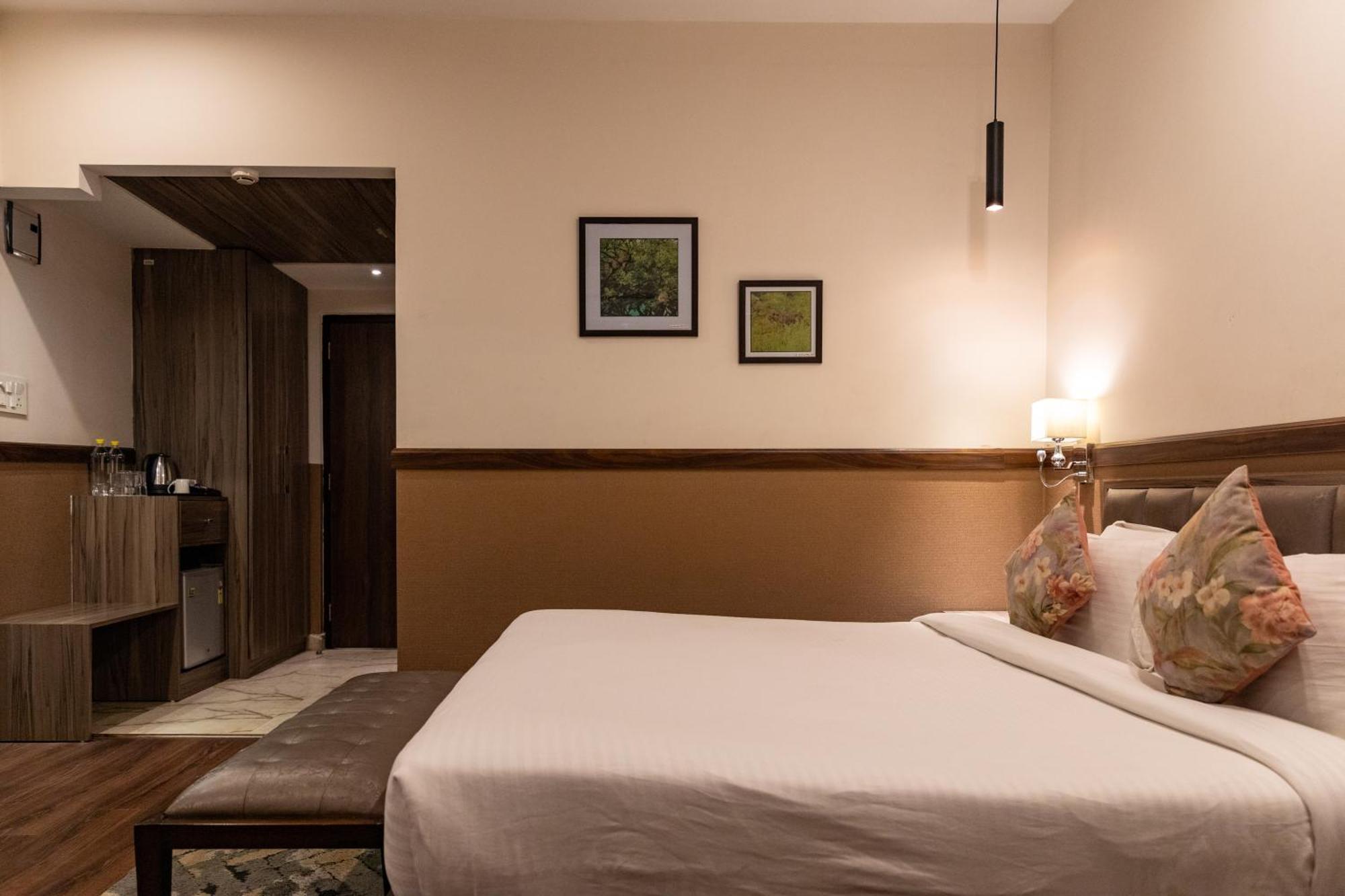 Hotel Alaya Dehradun Exteriör bild
